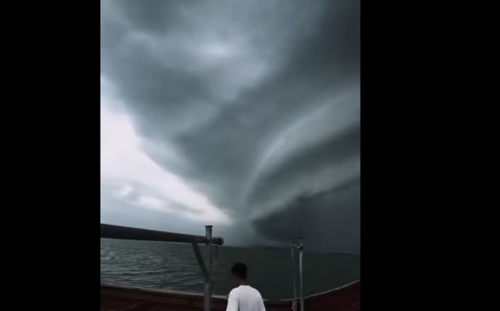 Bầu trời Quảng Ninh sáng nay trước khi bão Wipha đổ bộ