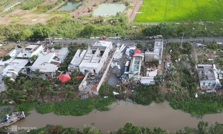 Video giông lốc sáng nay tại Phương Trà, Đồng Tháp