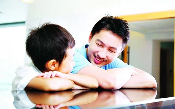 Đi họp lớp với vợ, tôi sợ hãi khi thấy một cậu bạn rất giống con trai mình