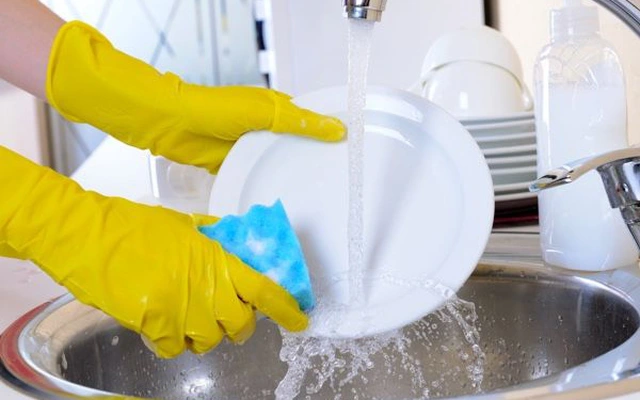 Luộc / tráng bát đũa bằng nước sôi có khử trùng được không?