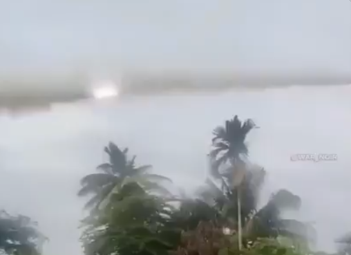 Video Campuchia bắn một loạt tên lửa khác vào Thái Lan bằng pháo hạng nặng.