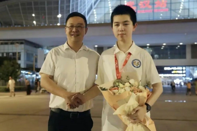 Nam sinh bại não gây xúc động tại Olympic Toán quốc tế: Vượt lên số phận, hai lần giành huy chương vàng danh giá