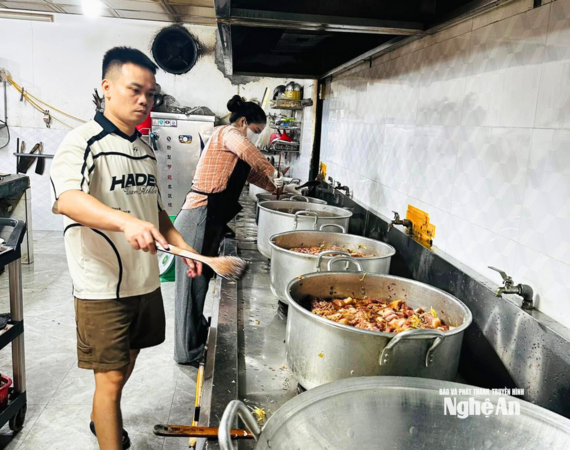 Tấm lòng vàng: Chủ quán ăn mất trắng sau mưa lũ, vẫn nấu hàng ngàn suất cơm 0 đồng tiếp sức bà con Nghệ An