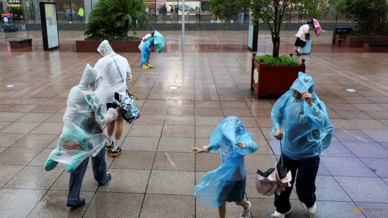 Thượng Hải di dời hàng trăm ngàn người, hạn chế giao thông vì bão