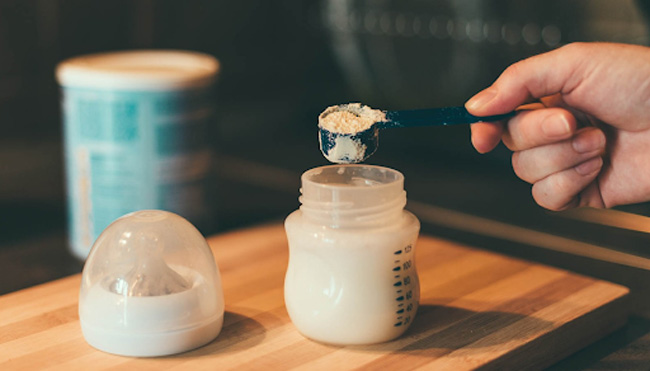 Pha sữa bột: Cho sữa vào nước hay nước vào sữa?