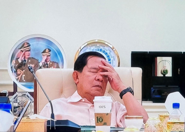 Ông Hun Sen tung ảnh ngủ gật vì mệt mỏi lên facebook. Thương ông
