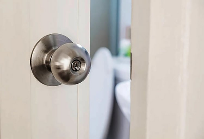 Nên mở hay đóng cửa phòng tắm khi không sử dụng? Câu trả lời không hề đơn giản