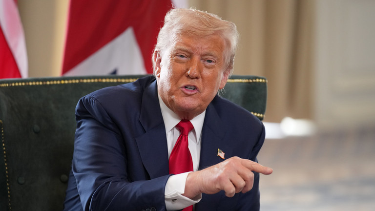 Trump triển khai hai tàu ngầm hạt nhân gần Nga sau khi khẩu chiến với Medvedev trên mạng