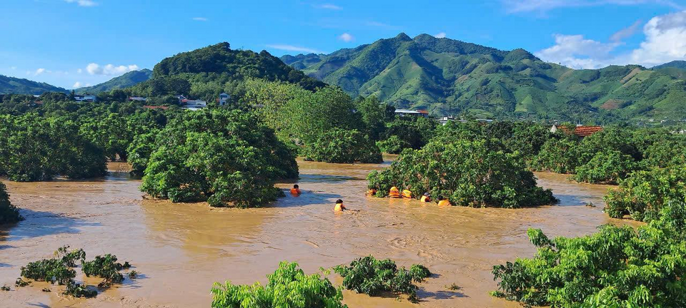 Ứng cứu thành công 6 người bị mắc kẹt giữa lũ dữ ở Sơn La