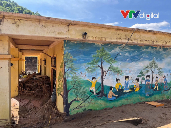 Thầy hiệu trưởng rơi nước mắt đi xin từng món đồ cho học trò sau lũ