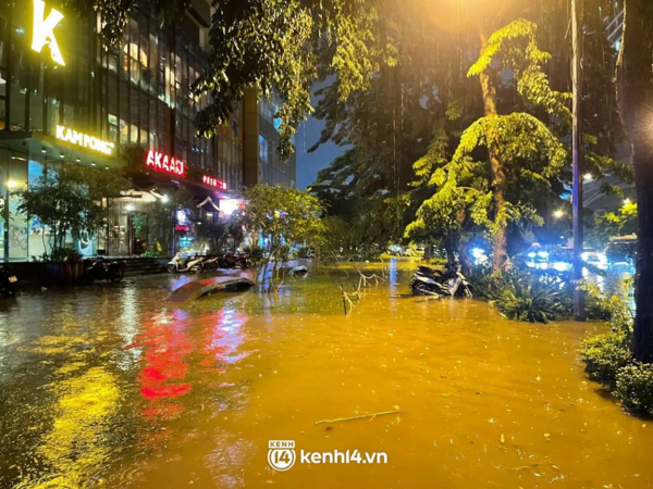 Hà nội sau cơn mưa giải nhiệt trong đêm: Phố bỗng thành dòng sông uốn quanh