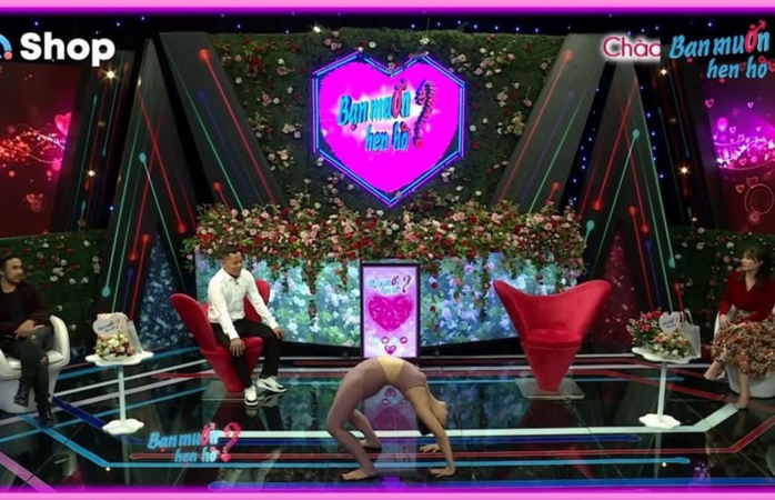 Đàng trai ngại ngùng, bối rối khi đàng gái thay đồ, trình diễn liên tục nhiều tư thế yoga khó