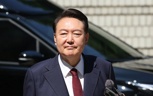 Truyền thông Hàn Quốc tiết lộ chi tiết vụ bắt giữ Yoon Seok-yeol: Hơn 10 người giữ chặt chân tay, cố khiêng ông đi bằng một chiếc ghế