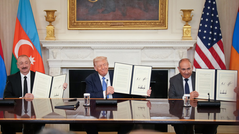 Hai nước Liên Xô cũ ký tuyên bố hòa bình do Trump làm trung gian, chấm dứt 35 năm xung đột