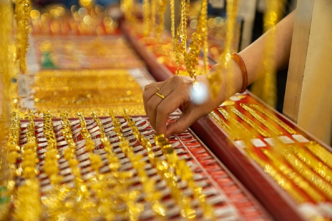 Những phụ nữ đam mê mua vàng
