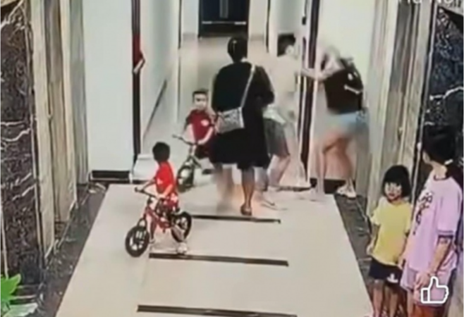 Phẫn nộ khi xem clip người đàn ông đánh dã man một phụ nữ - công an phường đã mời lên làm việc