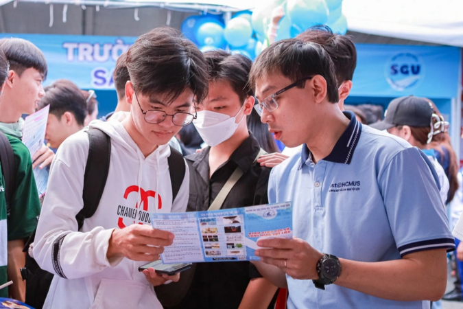 344 tổ hợp xét tuyển, bức tranh tuyển sinh 2025 vừa nhiều vữa nhiễu khiến phụ huynh lạc vào ma trận