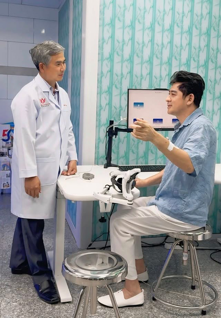 Giấu mặt cả tháng trời hậu đột quỵ, diễn viên Huỳnh Anh Tuấn lần đầu lộ diện khác lạ