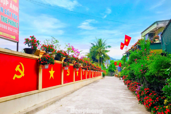 Độc đáo con đường rực rỡ cờ Tổ quốc, cờ Đảng của vợ chồng miền núi thu hút giới trẻ check in