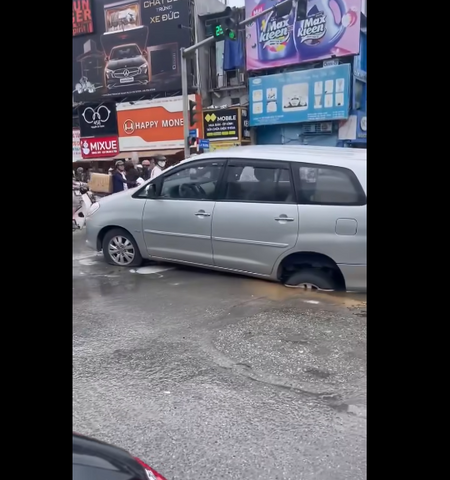 Lại nữa, ô tô đang đi đường bị sụt hố ở Hà Nội