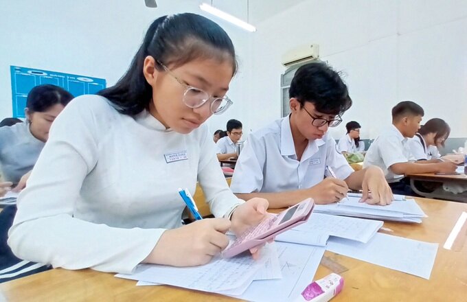 Tỉ lệ ảo cao, phổ điểm phân hóa: Điều gì chờ đợi mùa tuyển sinh năm nay?