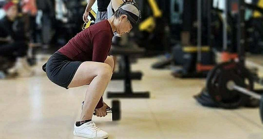 Cụ bà U80 mê tập gym, nâng tạ 10 kg
