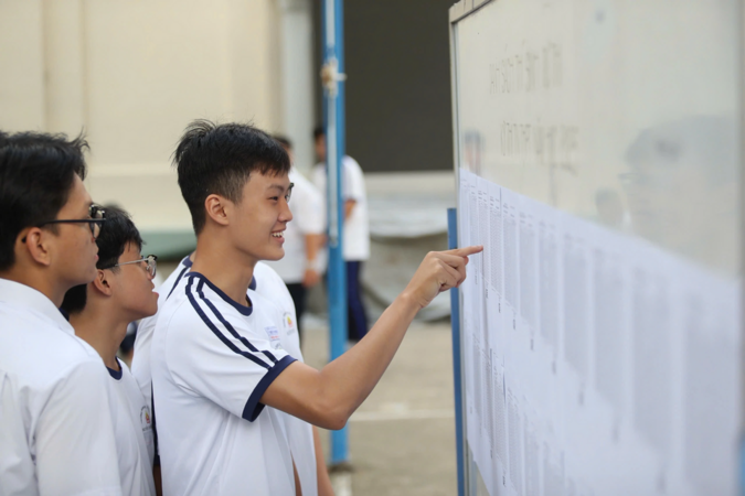 Yên tâm luôn! Một thí sinh đăng ký tới tận 231 nguyện vọng xét tuyển Đại học 2025 với các trường trải dài cả 3 miền Bắc đến Nam, đủ các ngành nghề 😳