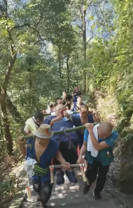 Du khách nặng 116kg vẫn ham lên núi Nga Mi: 42 km trên vai chín phu kiệu bao nhiêu tiền?