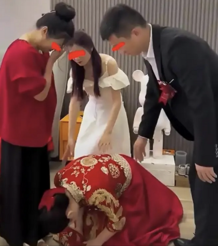 Cô dâu quỳ lạy xin cắt đứt quan hệ với mẹ ruột vì 2 tỷ đồng sính lễ