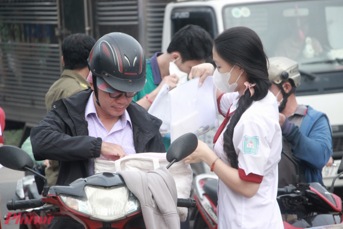Nín thở chờ điểm chuẩn, phụ huynh 2k7 ngóng từng giờ!