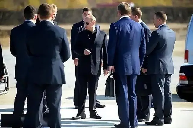 Ra khỏi xe và chết trong 30 giây! Các chi tiết ly kỳ về vụ ám sát Putin bị rò rỉ