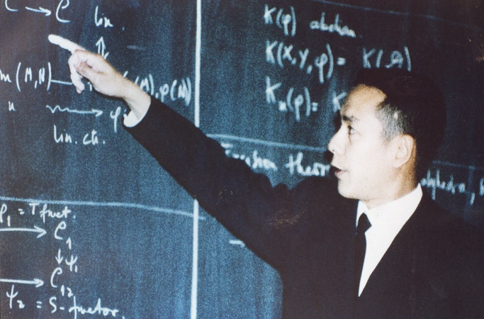 Vị tướng tình báo trong vỏ bọc giáo sư lập dị