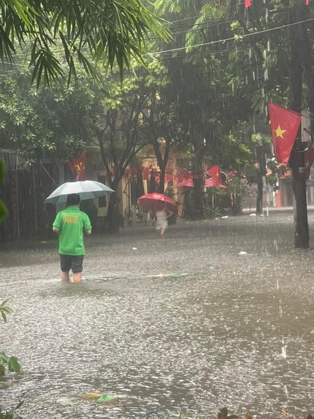 Nam Định ngay lúc này, nhiều tuyến phố đã thành sông 🌪️🌧️⛈