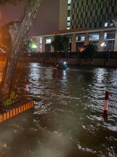 Hà Nội mưa lớn, nhiều tuyến đường ngập ngang bánh xe