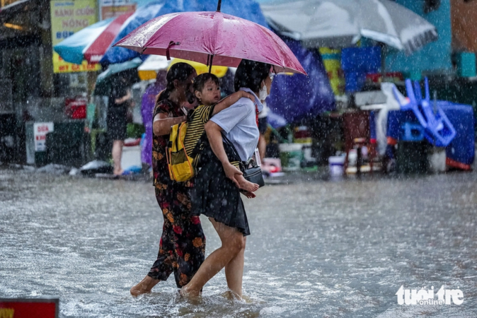 Hà Nội mưa bão số 5 cả đêm, nhiều đường ngập sâu, giao thông tê liệt