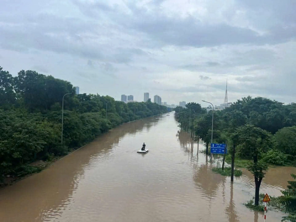 Lũ các sông đang dâng cao kèm mưa rất to, nhiều khu vực Hà Nội có thể ngập 1-3 ngày
