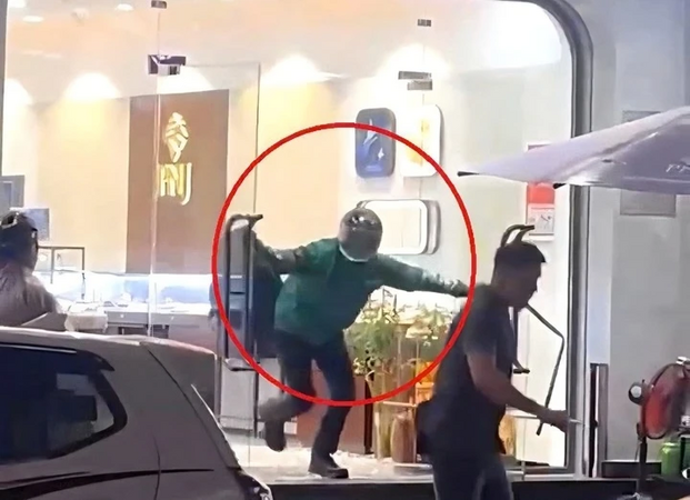 Nam thanh niên mặc áo Grab, cầm búa cướp tiệm vàng ở Đà Nẵng
