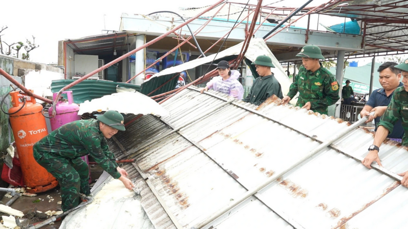 Căng mình khắc phục hậu quả bão số 5