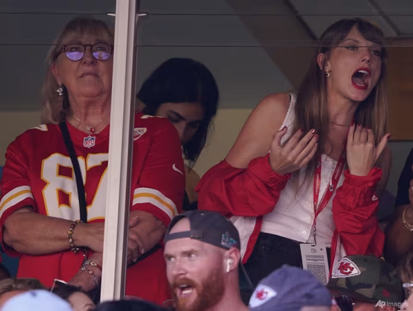 Chuyện tình Taylor Swift và Travis Kelce, từ vòng tay tình bạn đến nhẫn đính hôn