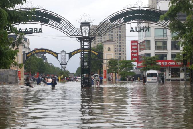 Hà Nội: 'Khu nhà giàu' ngập 'không lối thoát', dân thức xuyên đêm đắp đập ngăn nước
