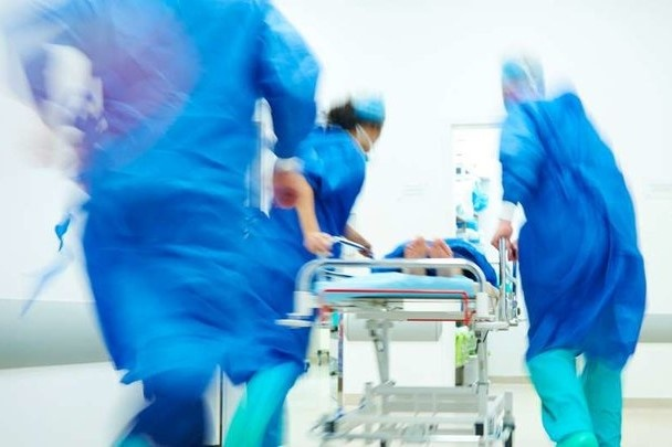 Bé trai phải cắt bỏ tinh hoàn vì một tình trạng thường gặp