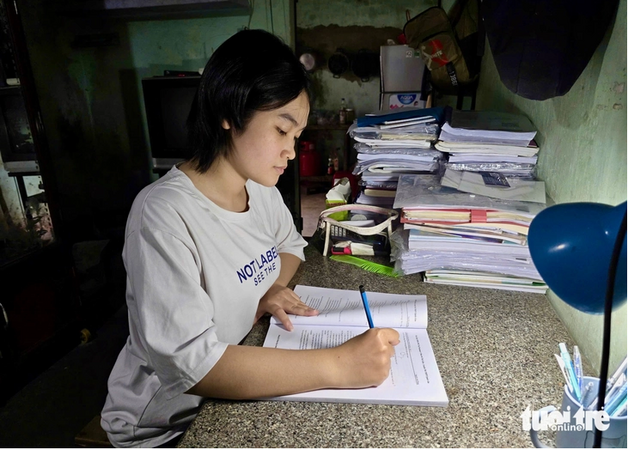 Đội tóc giả đi học, chiến đấu với ung thư suốt 3 năm, nữ sinh vẫn đậu Đại học Quốc gia TP.HCM
