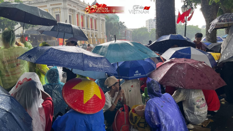 🌧 Hà Nội mưa như trút, "khối yêu nước" vẫn không rời vị trí để xem diễu binh 2/9 🇻🇳
