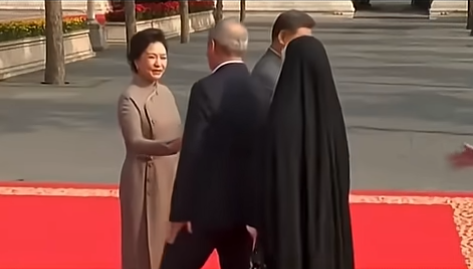 Lạ? Tổng thống Iran không bắt tay bà Bành Lệ Viên, vợ ông cũng không bắt tay Tập Cận Bình