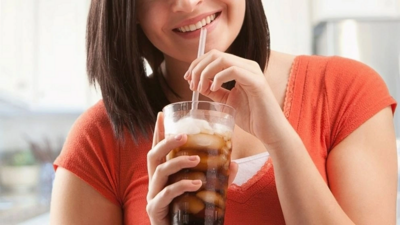 Uống đồ uống không đường có thể làm tăng lượng đường trong máu; "chế độ ăn uống lành mạnh" cực đoan có thể dẫn đến bệnh tật