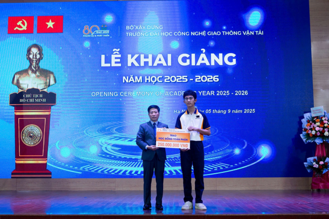 Trao học bổng toàn phần cho tân sinh viên mất 4 người thân trong vụ lật tàu Hạ Long