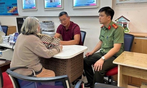 Bà cụ đến ngân hàng yêu cầu tất toán sổ tiết kiệm 380 triệu, có dấu hiệu bất thường khiến nhân viên phải báo công an