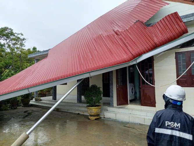 Lốc xoáy sáng sớm nay qua Hải Lăng, cảnh nhà tốc ngói