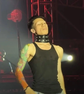Xem lại phong cách "lập dị" gây tranh cãi của rapper MCK sau scandal lộ ảnh khoe thân