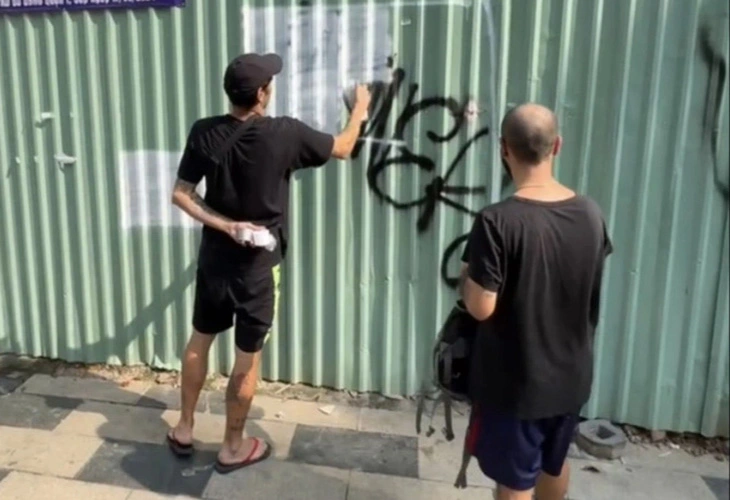 2 người nước ngoài vẽ bậy ở quận 1 TP Hồ Chí Minh bị trục xuất "ngay và luôn"
